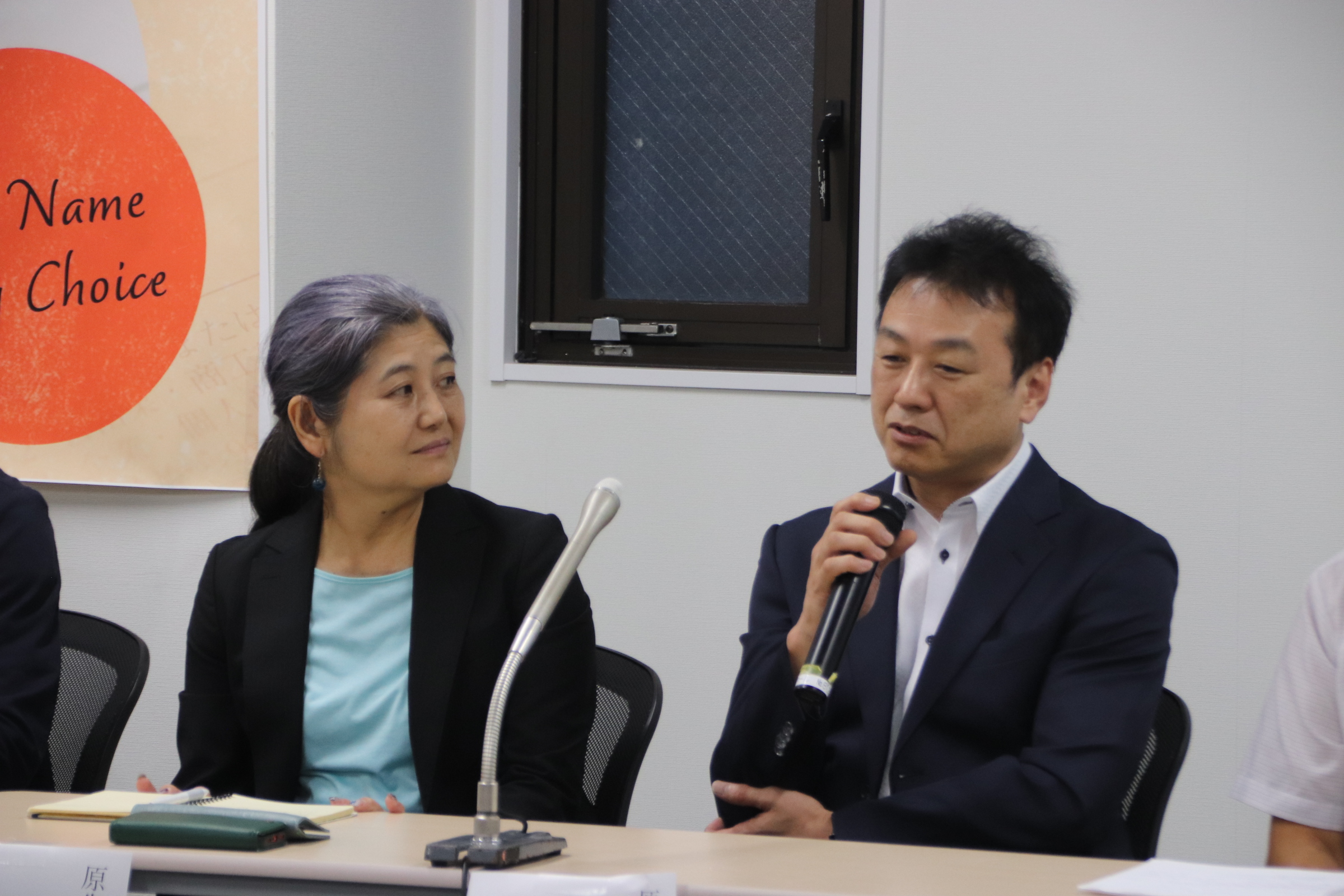 原告夫妻が発言している様子