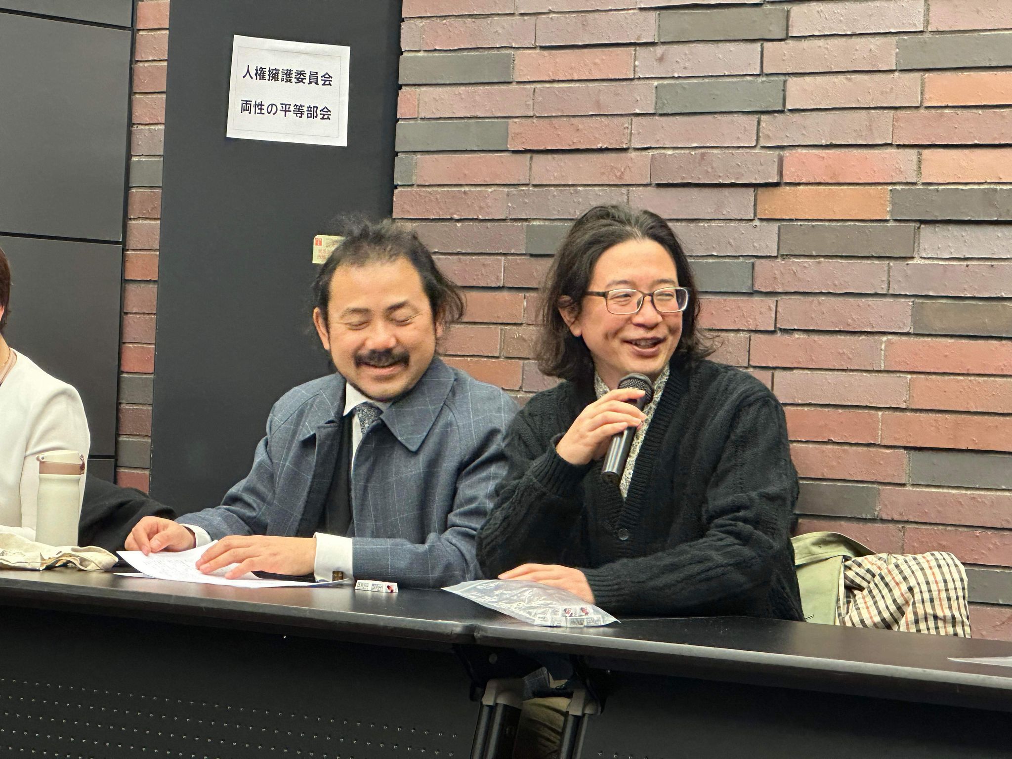 報告集会で発言する控訴人の田中さんと川田さん