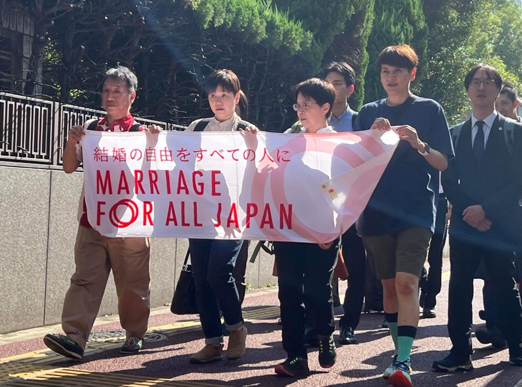 東京地方裁判所入口に向かう結婚の自由をすべての人に東京２次訴訟原告と代理人弁護士たち