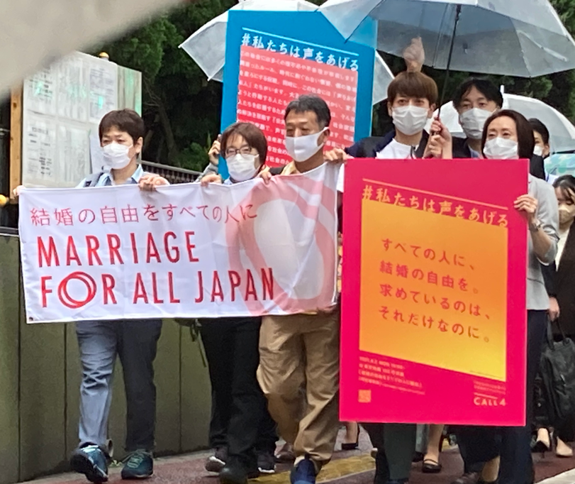 Marriage For All Japan – 結婚の自由をすべての人にの横断幕やCALL4のポスターを持って歩く人たち。一列目は原告さん５名