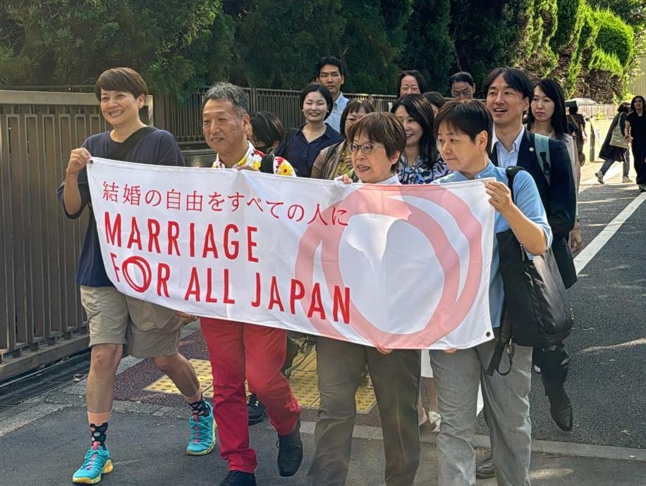 東京地方裁判所前で入廷行動する控訴人らと弁護団員。