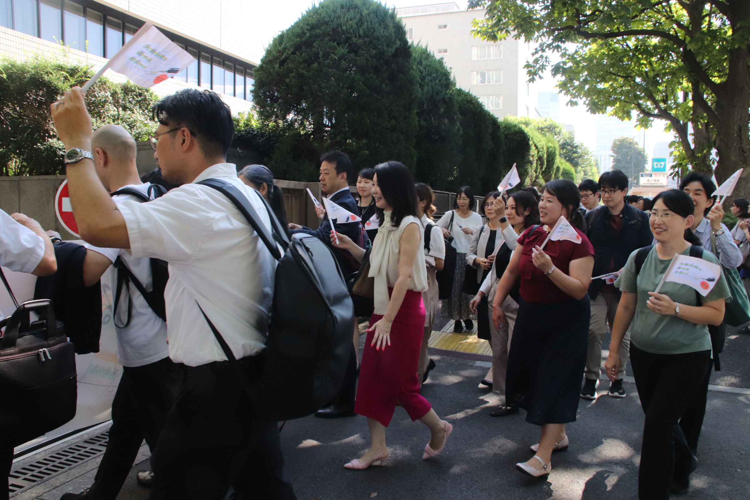 弁護団と原告が入廷行動する様子