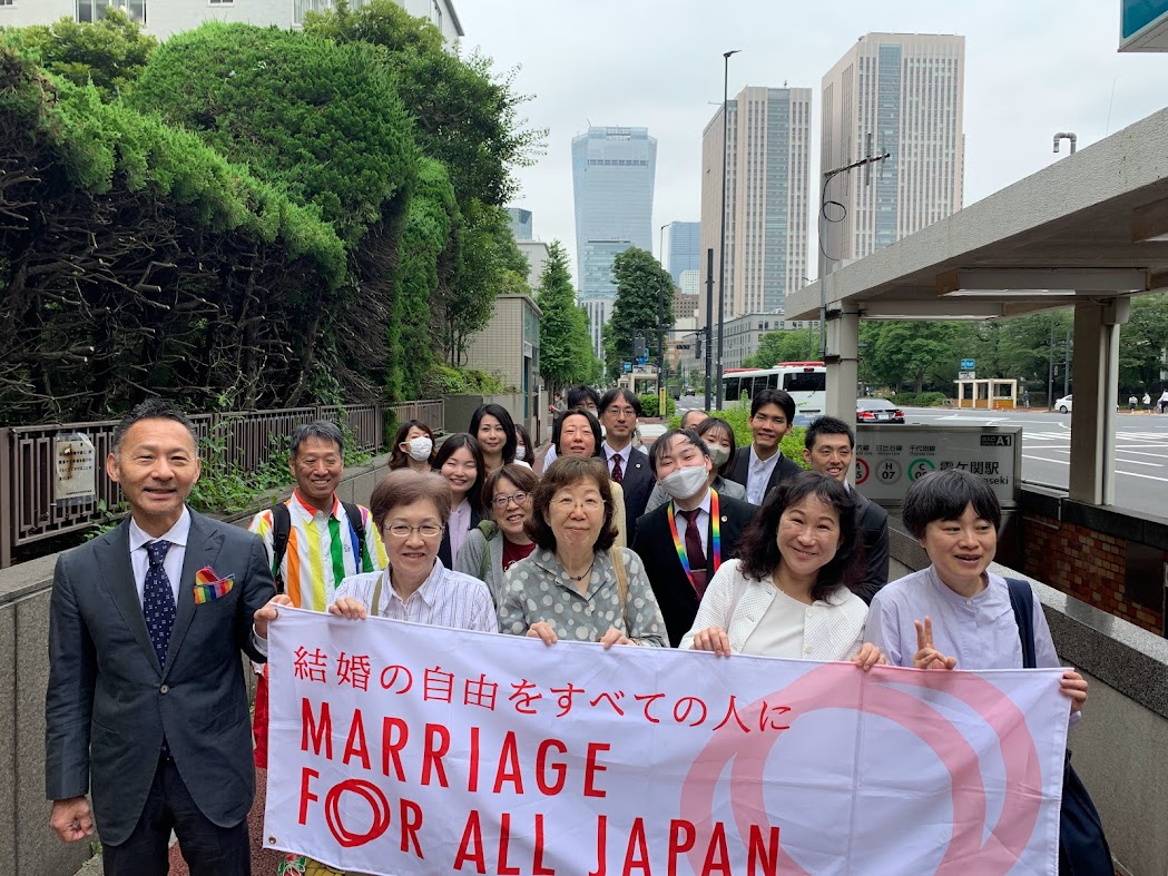 On June 23, 2023, during the first oral argument of the appellate court, a smiling woman headed to the Tokyo District Court holding a banner reading ``Freedom to Marriage for All'' and ``MARRIAGE FOR ALL JAPAN.'' ``Freedom for All'' Plaintiffs and lawyers in the first Tokyo lawsuit
