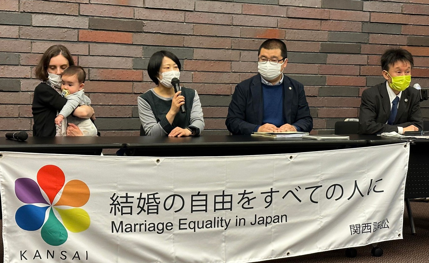報告集会で発言する坂田麻智さん、坂田テレサさん、弁護団メンバー