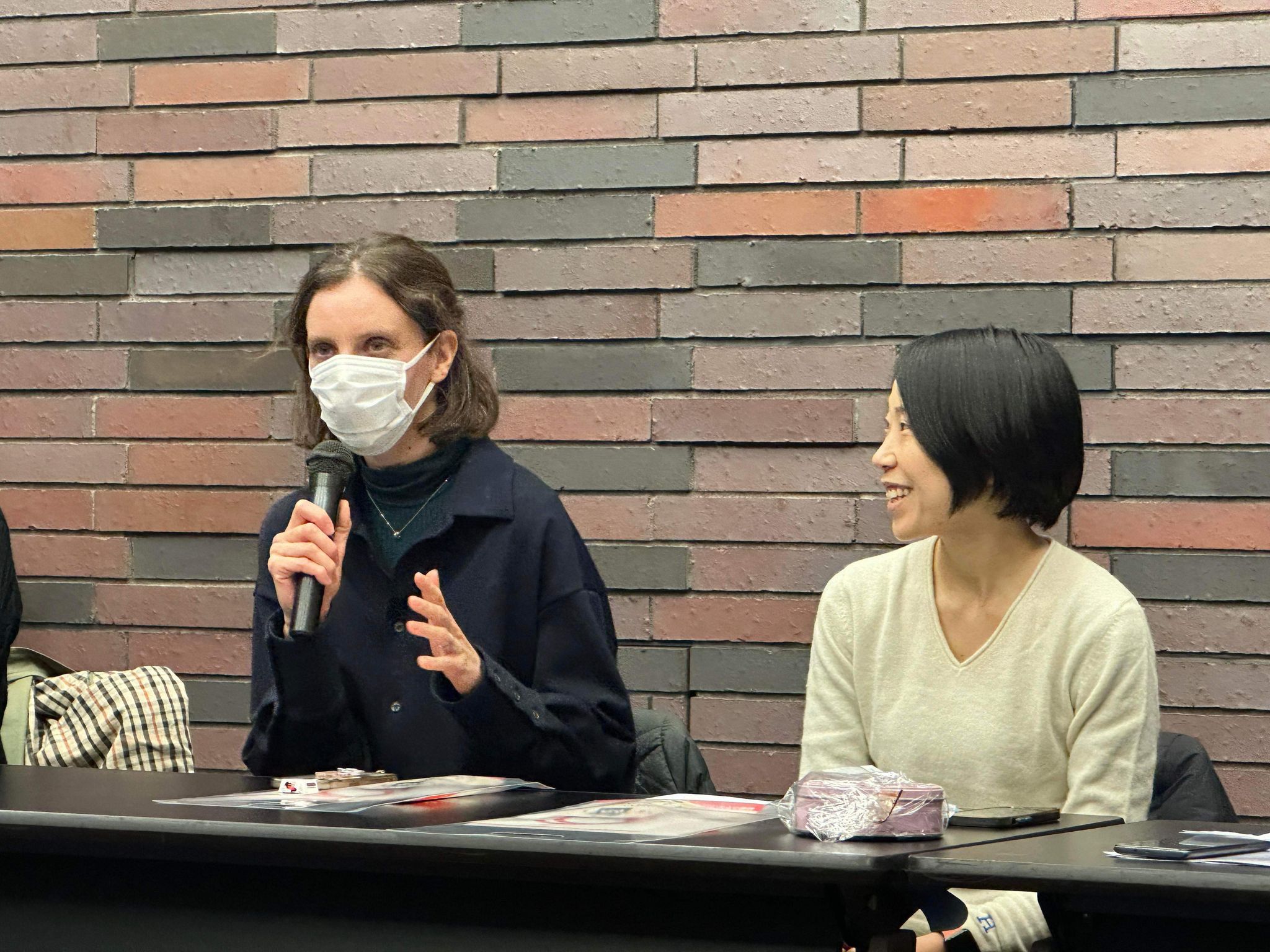 報告集会で発言する控訴人の坂田テレサさんと坂田麻智さん