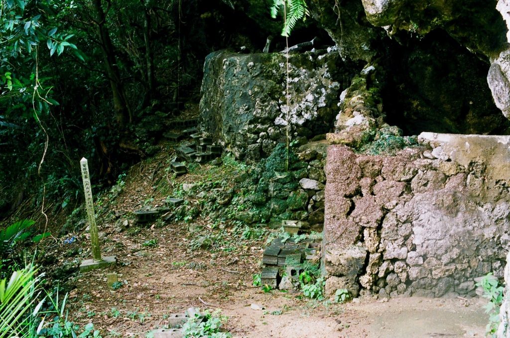 百按司墓は、風葬墓。かつての琉球には遺体を埋葬せず、雨風に晒して自然に還す風習があった