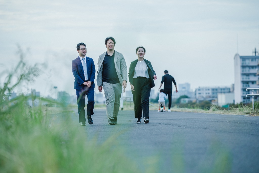 河川敷を歩く、飯島さんと足立弁護士と笠原弁護士
